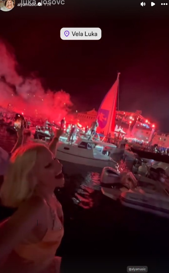 Alya je uživala tudi ob dalmatinskih melodijah in spominskem prazniku na korčulsko legendo Oliverja Dragojevića, ki ga v Veli Luki vsako leto priredijo 29. julija. | Foto: Instagram/Alya