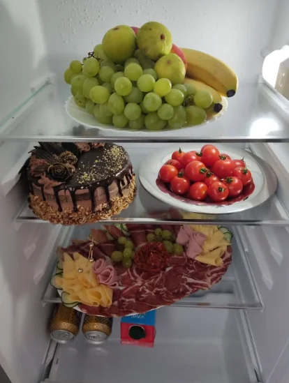 Goste je pričakal poln hladilnik.  | Foto: FB/Apartmani Hrvatska 2026/posnetek zaslona