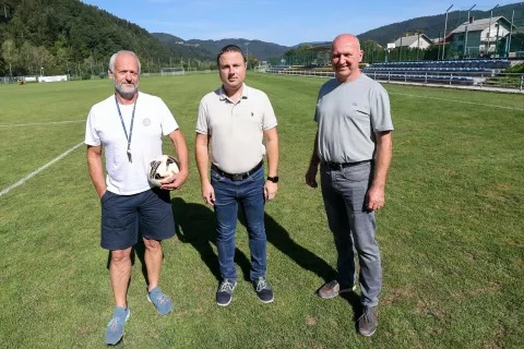 Uradni začetek gradnje novega nogometnega igrišča z umetno travo v Žireh | Foto: Tina Dokl/Gorenjski glas
