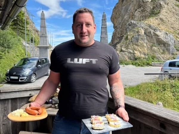 Žiga Kavčič, lastnik Koče na Ljubelju, je že 11. leto član oskrbniške ekipe v priljubljeni koči v Karavankah. | Foto: Osebni arhiv