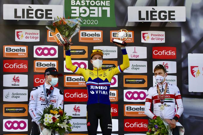 Hirschi se je na zmagovalnem odru Liege-Bastogne-Liege pridružil slovenskima kolesarjema Rogliču in Pogačarju. | Foto: Guliverimage/Getty Images