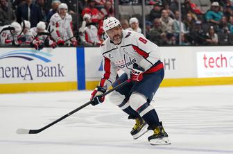 Ovečkin ponoči dvakrat zadel in rekord dvignil na 911 #video