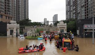 Obilne padavine na Kitajskem terjale 21 življenj #video