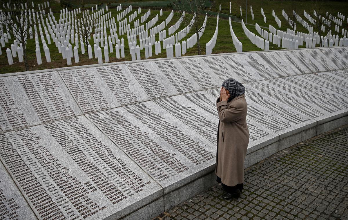 Srebrenica | Nizozemski bataljon pripadnikov mirovnih sil ZN je bil nameščen blizu Srebrenice, ko je mesto padlo. Bošnjake, ki so se zatekli v oporišče ZN, so predali silam bosanskih Srbov, ki so nato ločili moške in fante od njihovih družin ter jih pobili. | Foto Reuters