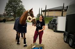 Mlada Slovenka, ki v Švici skrbi za dragocene tekmovalne konje