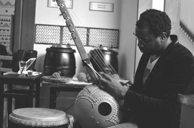 Issiaka igra tudi afriško kitaro. | Foto: osebni arhiv/Lana Kokl