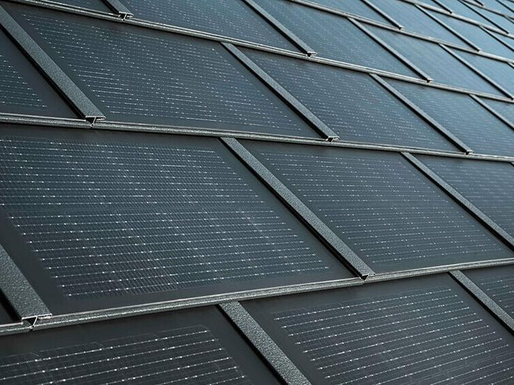 Solarne strešne plošče so na voljo v barvni kakovosti P.10 v priljubljeni barvi PREFA črni in se odlično se ujemajo s preizkušenim in usklajenim celovitim sistemom PREFA. Enako velja tudi za obsežno dodatno opremo PREFA, na primer za odvodnjavanje strehe, snegolove, opremo za varnost na strehi in različne obrobe. www.prefa.si | Foto: Hausbau Slovenija