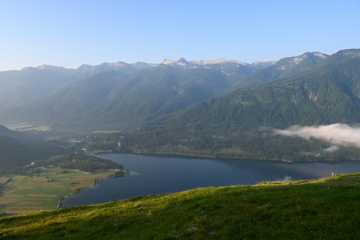Jutro na vzletišču Vogar. Nasproti je Črna prst. | Foto: Matej Podgoršek