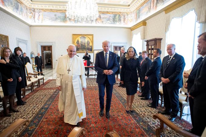 Bidna, ki je šele drugi katoliški predsednik v zgodovini ZDA, je v Vatikanu spremljala njegova soproga Jill, oblečena v črno obleko in s tančico, kot to zahteva tradicija ob srečanju s papežem, poročajo tuje tiskovne agencije. | Foto: Reuters