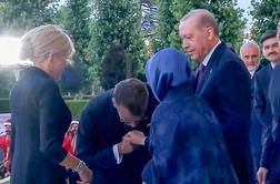 Macron v nerodnem položaju: Erdoganova žena je zavrnila njegov poljub #video