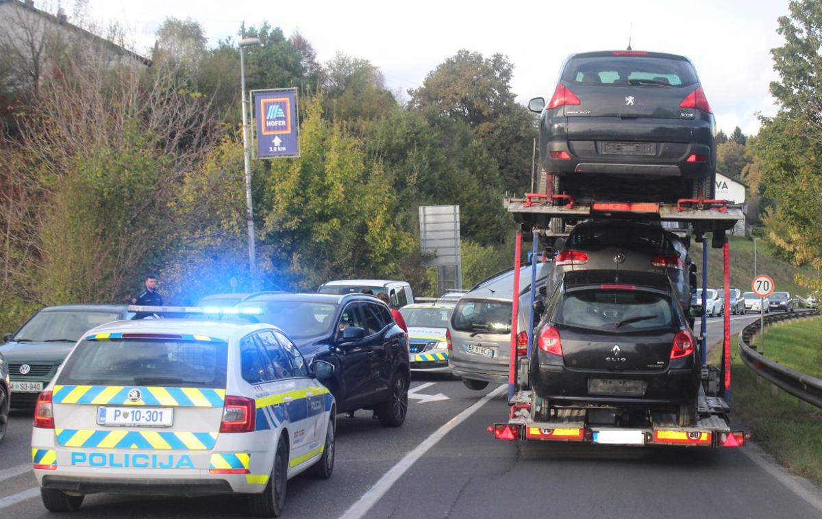 tovornjak nesreča zdrs avta | Vozniku Srbije, ki na tovornjaku ni dobro zavaroval naloženih vozil, so izdali plačilni nalog.  | Foto PU Novo mesto