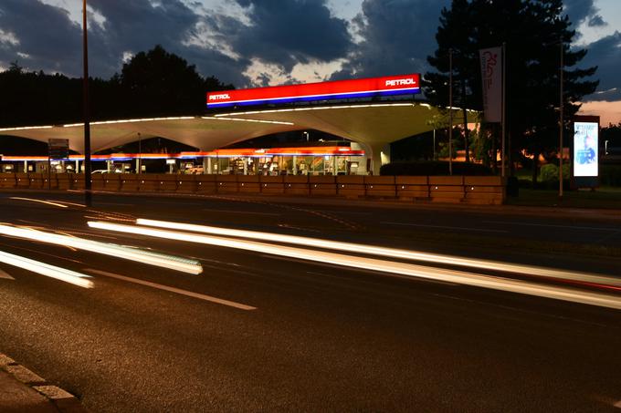 Petrol skrajšuje delovni čas na prodajnih mestih. | Foto: STA ,