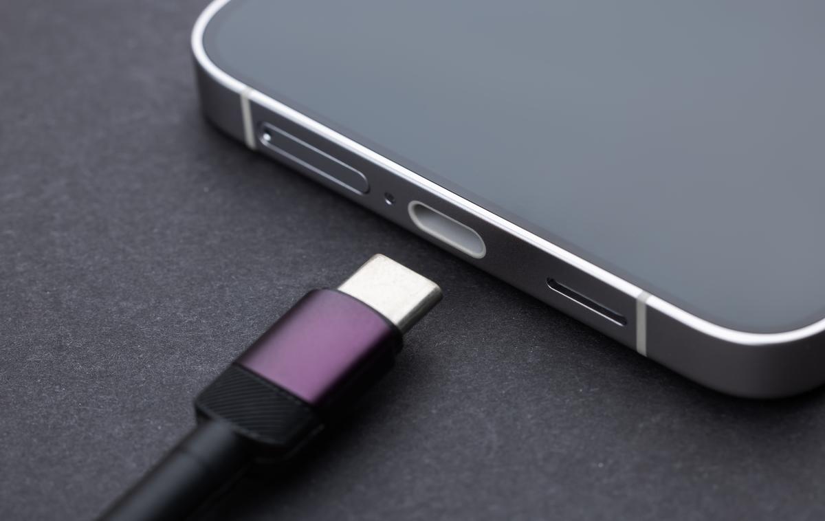 Pametni telefon, kabel | Kabli USB-C, priloženi novim pametnim telefonom, morda kmalu ne bodo več samoumevni.  | Foto Shutterstock