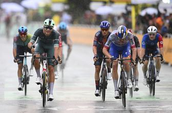 Kaotičen zaključek etape, Jonathan Milan izkoristil padec Tima Merlierja