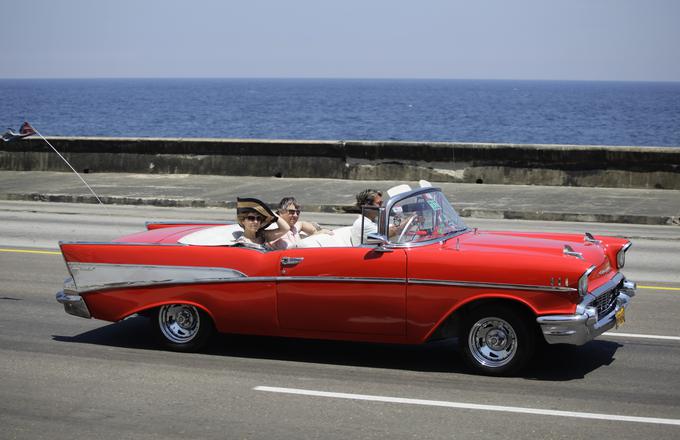 Pred kubansko revolucijo je bila Havana bogato mesto. To je bil nekakšen kubanski Las Vegas. Ameriški turisti so množično prihajali na otok, da bi poskušali srečo v igralnicah ali igrali golf. Bo čez nekaj let Havana spet postala kubanski Las Vegas? | Foto: Reuters