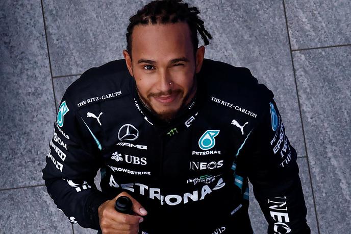Lewis Hamilton Soči | Na posnetku je videti, da Hamilton skoke s padalom obvlada. | Foto Reuters