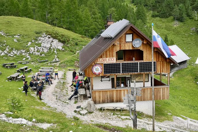 Blejska koča na Lipanci (1630 m)
