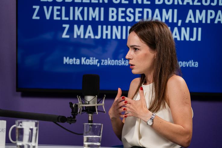 "Ljudje v sebi nosijo miselnost, da mora biti ljubezen fotogenična, ker če ni fotogenična, ni prava." | Foto: Luka Petrič