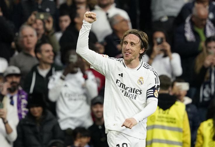 Luka Modrić je v tej sezoni dočakal veliko čast, saj nosi kapetanski trak pri Realu, s katerim je osvojil rekordnih 28 lovorik. | Foto: Reuters