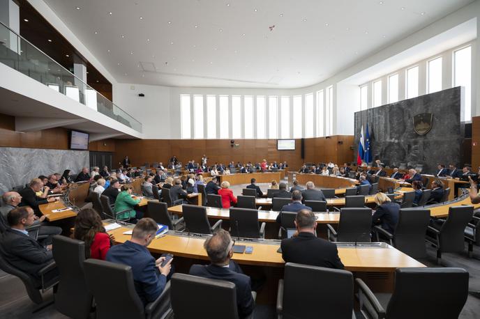 Golob Robert Državni zbor poslanska vprašanja | Pri dejanskem stanju v gospodarstvu po Golobovih besedah gledajo tri podatke: stopnjo brezposelnosti, število tujih delavcev in poslovne rezultate podjetij. | Foto STA/Boštjan Podlogar