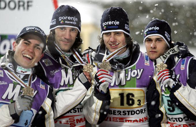 Veselje slovenskih skakalcev ob bronasti kolajni na SP na ekipni tekmi leta 2005. | Foto: Reuters