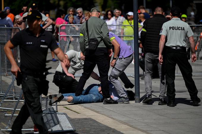 Slovaški premier Robert Fico je bil prejšnji teden žrtev poskusa atentata. Po mnenju analitikov je to tudi posledica globoke razdeljenosti v državi in spodbujanja politike delitev, tudi sovraštva. | Foto: Reuters
