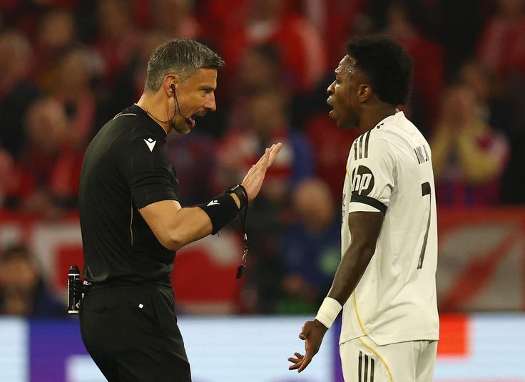 Slavko Vinčić je imel na srečanju v Münchnu ogromno dela. Tako je že po nekaj minutah miril vzkipljivega Viniciusa, ki si je privoščil kar nekaj ostrih posredovanj in prekrškov. | Foto: Reuters