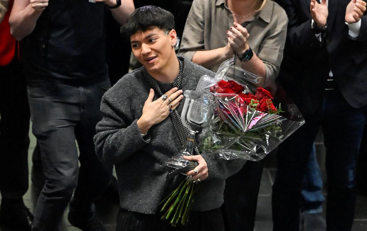 Zmagovalec Evrovizije prispel domov | Zbranim, ki so ga pričakali v velikem številu, je Johannes Pietsch (JJ) delil avtograme in objeme ter se z njimi fotografiral. | Foto Reuters