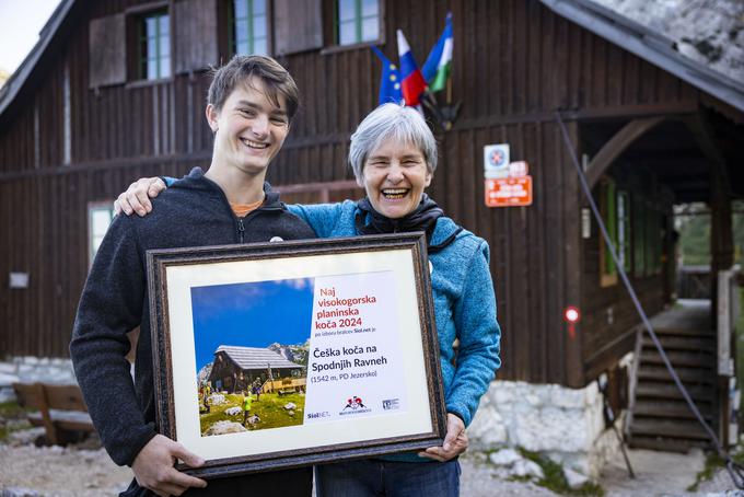 Že deset let za kočo skrbi Karmen Klaura, pri tem ji pomagajo mladi pomočniki, ki se menjajo na devet dni. | Foto: Bojan Puhek