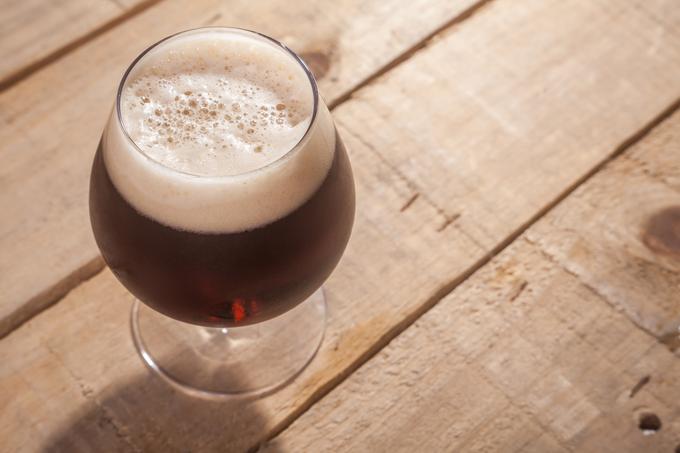 Vrhunska izbira za vroče poletne dni: temno lager pivo. | Foto: Getty Images