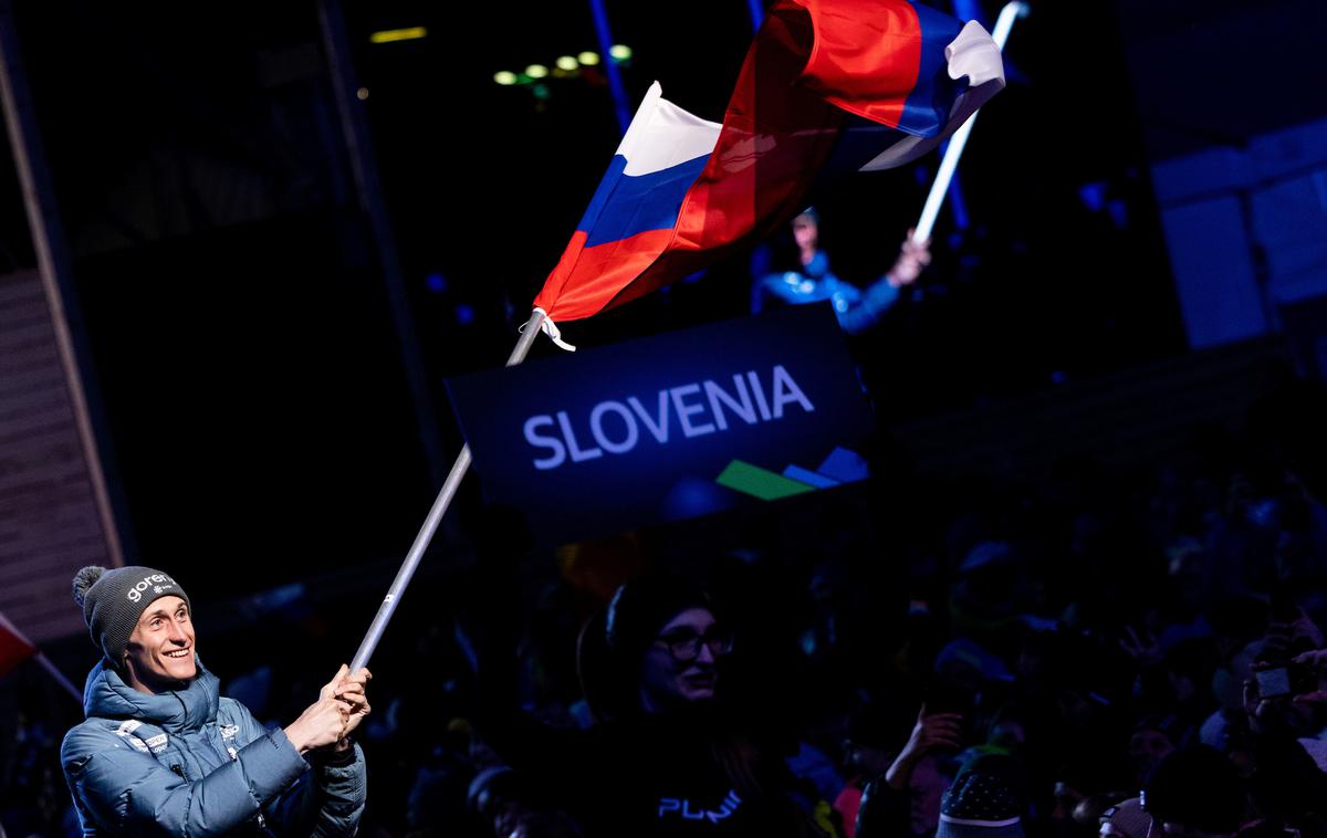 Planica 2023 otvoritev | Peter Prevc je na mimohodu športnikov z nasmehom nosil slovensko zastavo. | Foto Vid Ponikvar/Sportida