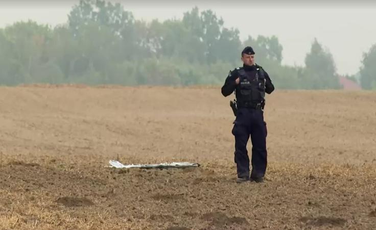 V nasprotju z Romunijo se je Poljska odločila za sestrelitev domnevno ruskih dronov, pri čemer pa naj bi – z veliko pomočjo nizozemskih letal – sestrelila le štiri od 19 oz. 24. Na fotografiji: poljski policist ob domnevno ruskem dronu, ki leži na tleh. | Foto: POLSAT NEWS/Reuters