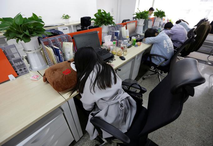 Ker od zaposlenih pričakujejo, da bodo delali pozno, jim v podjetjih dovolijo počitek po kosilu. | Foto: Reuters