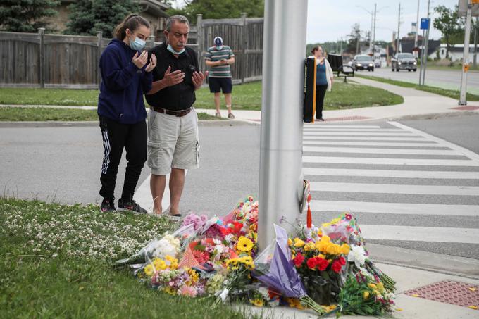 Ljudje na mesto tragedije, ki je pretresla Kanado, prinašajo cvetje.  | Foto: Reuters
