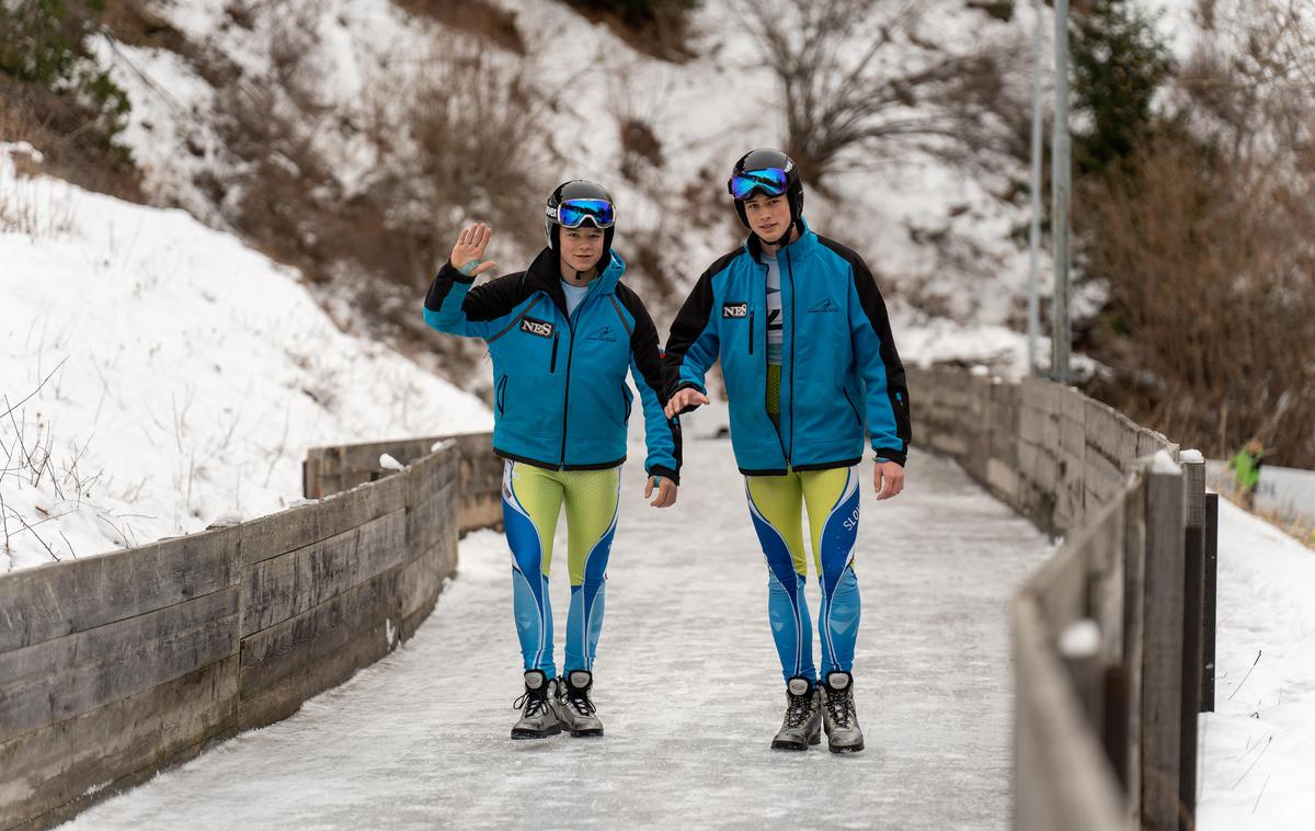 Vid Kralj Žiga Kralj | 15-letni Žiga Kralj (levo) in 18-letni Vid Kralj sta trenutno najboljša slovenska tekmovalca v sankanju na naravnih progah. V svojem športu imata visoke ambicije. Med drugim bi rada izboljšala tudi dosežek svojega očeta Boruta Kralja, edinega slovenskega zmagovalca tekme svetovnega pokala v sankanju na naravnih progah. | Foto Andreas Ebermann