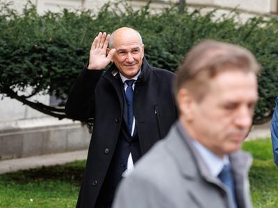 Na sto dni Janševe vlade bo delo začela Golobova vlada v senci