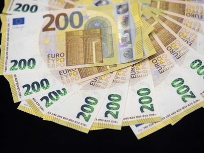 V obtoku večje število ponarejenih 200-evrskih bankovcev