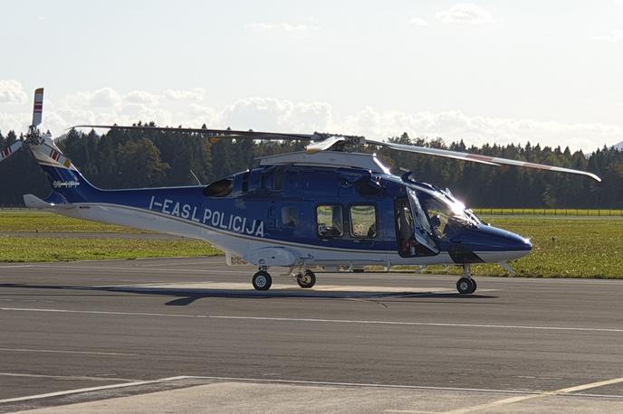 slovenska policija helikopter | Kot navajajo v uradu predsednice, o načinu prevoza odločajo pristojne varnostne službe, pri čemer gre za ukrepe, ki veljajo za vse varovane osebe. Po navedbah medijev so varnostniki v tem primeru zaradi operativno-taktičnih razlogov zaprosili za uporabo policijskega helikopterja, odločitev pa je bila odobrena na podlagi strokovne ocene pristojnih služb. | Foto Metka Prezelj