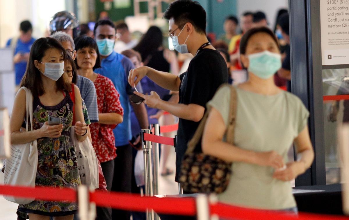 Singapur, epidemija, koronavirus | Tudi v Singapurju izvajajo ukrepe preprečevanja stikov, a so nakupovalna središča še vedno odprta. Sledenje stikom za lažjo epidemiološko obravnavo izvajajo tudi prek prostovoljne mobilne aplikacije. | Foto Reuters