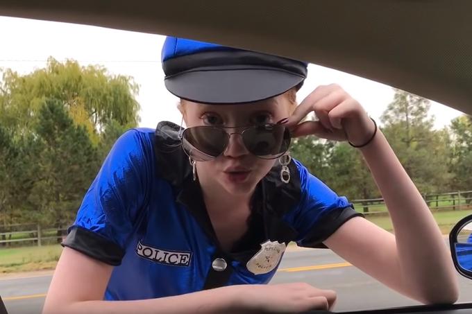 Posnetek zaslona iz enega od kontroverznejših videoposnetkov mlade uporabnice YouTuba Life with MaK, v katerem igra vlogo policistke. | Foto: YouTube