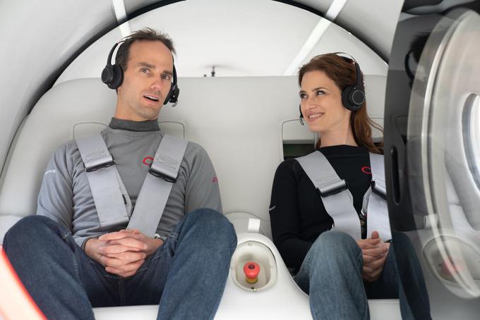 Sari Luchlan in Josh Giegel, prva potnika v sistemu Hyperloop. Potniška kabina je po navedbah podjetja zasnovana tako, da potniki pozabijo, da s tisoč kilometri na uro drvijo po klavstrofobično ozki cevi.  | Foto: Virgin Hyperloop