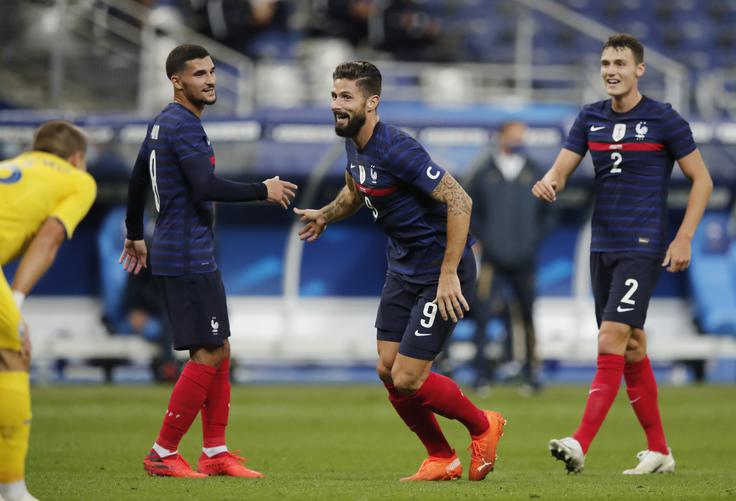 Dvakratni strelec Olivier Giroud se je vpisal v klub 100. | Foto: Reuters