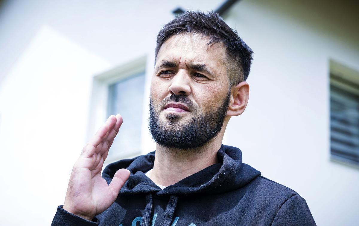 Fahrudin Muminović | Fahrudina Muminovića so brez sojenja obsodili na smrt, skupaj z več sto moških in fantov, ki so 14. julija 1995 končali v množičnem grobišču v zaselku Orahovac v BiH. Čudežno je preživel, njegova usoda pa je ena najbolj pretresljivih zgodb genocida v Srebrenici. | Foto Ana Kovač