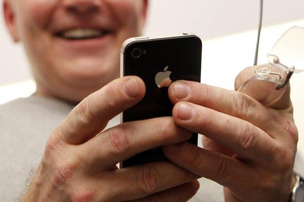 iPhone 4(S) bo večina lastnikov zamenjala z naslednikom