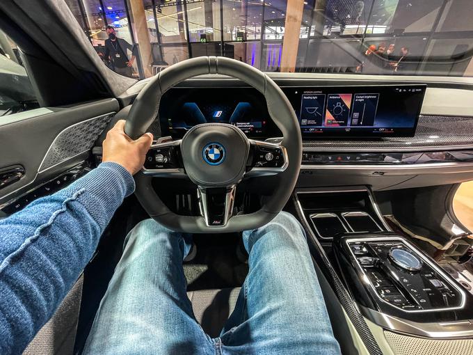 Vozniško okolje je vzeto iz modela iX. Voznikov zaslon ima 12,3 palcev in zaslon na dotik 14,4 palcev. Oba sta ukrivljena in ju poganja najnovejši operacijski sistem. | Foto: Gašper Pirman