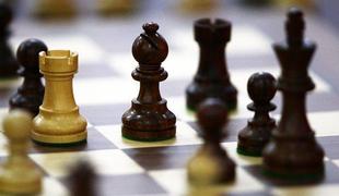 Hou Yifan ostaja prva dama šaha
