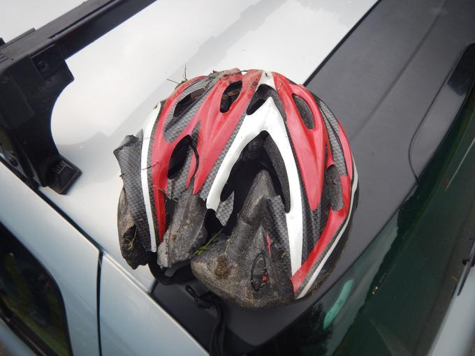 Če kolesar med vožnjo ne bi uporabljal čelade, bi bile poškodbe verjetno veliko hujše. | Foto: Policijska postaja Brežice