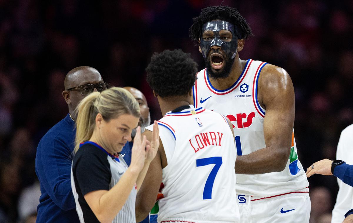 Joel Embiid | Zvezdnik 76ers Joel Embiid je izgubil živce, ko mu je sodnica Jenna Schroeder v nekaj sekundah podelila dve tehnični napaki. | Foto Reuters