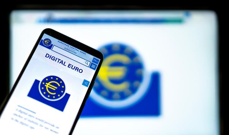 Digitalne evre bi si lahko državljani EU, če se ECB odloči za takšno implementacijo nove valute, prek svojih mobilnih naprav ali računalnikov pošiljali tudi brez posrednika, kot so banka, plačilni servis ali namenska aplikacija. | Foto: Shutterstock
