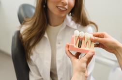 Ali je zobni vsadek vedno najboljša rešitev za izgubljeni zob?
